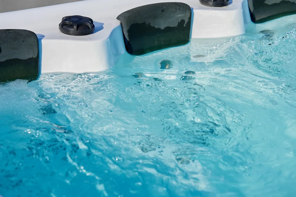 Zbliżenie na dysze i podświetlenie w jacuzzi