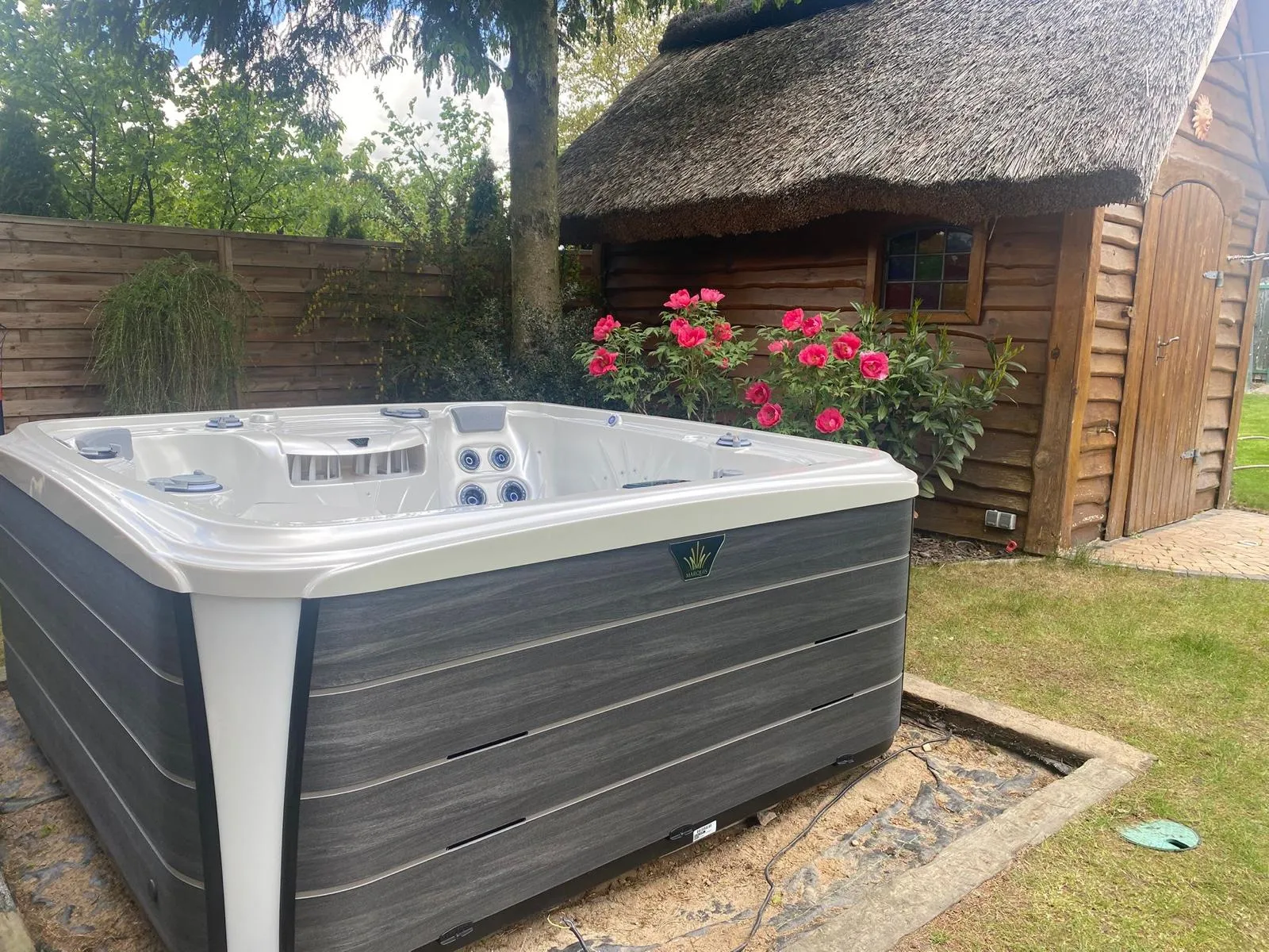 Jacuzzi Marquis zainstalowane na tarasie
