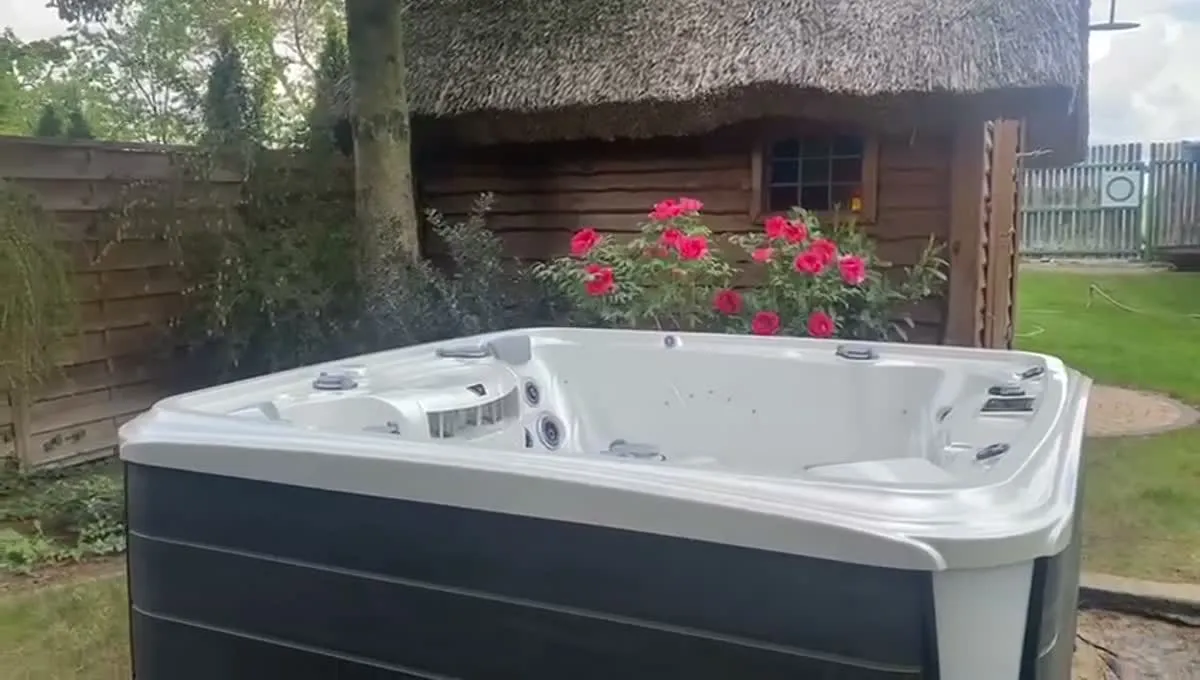 Jacuzzi Marquis z bliska — obudowa i panel sterowania