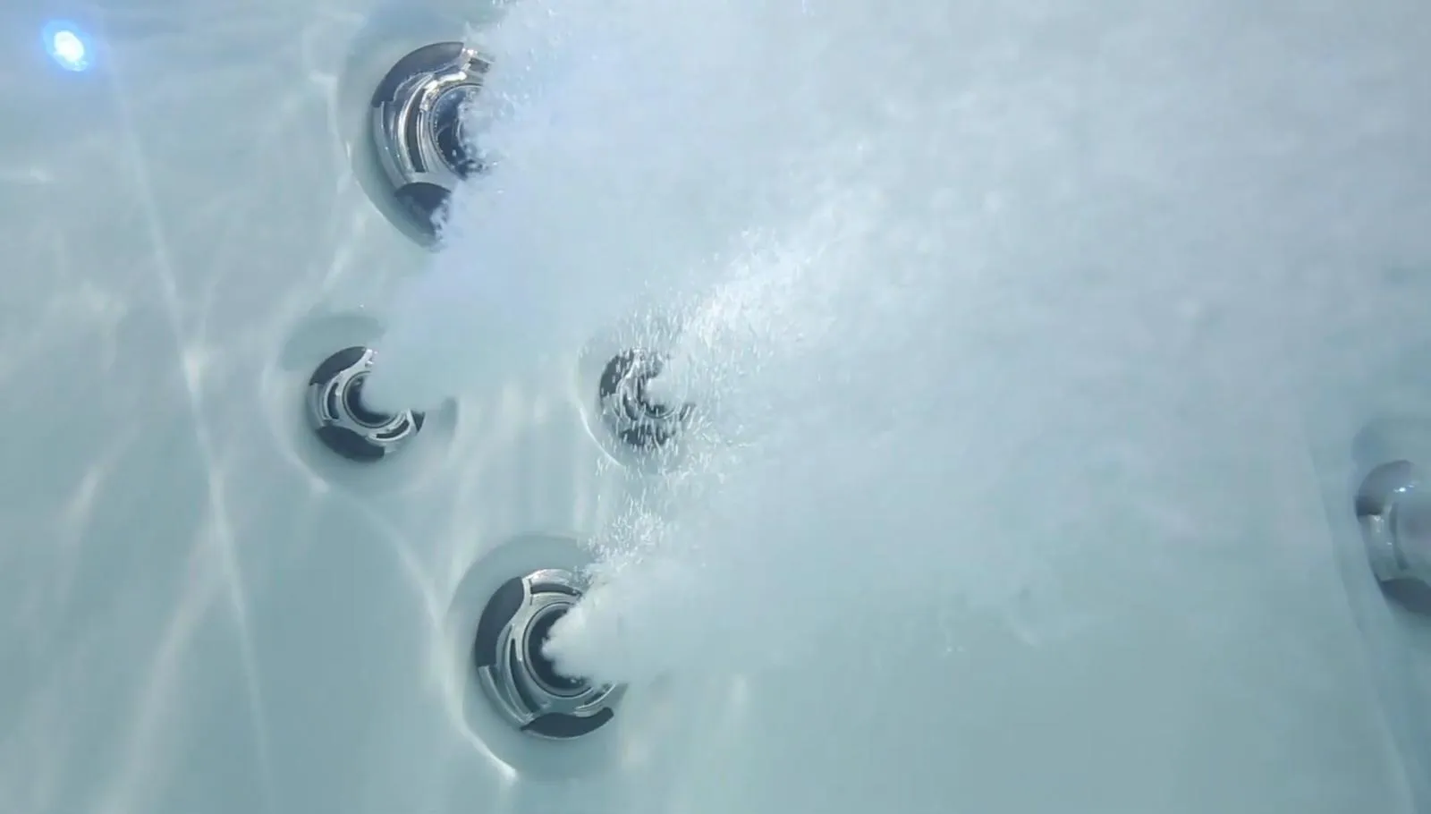 Dysze masujące pod powierzchnią wody w jacuzzi