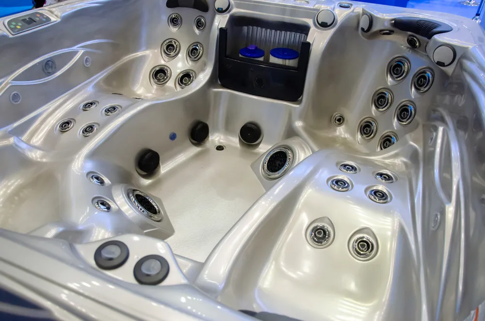 Wnętrze jacuzzi Marquis z systemem dysz masujących