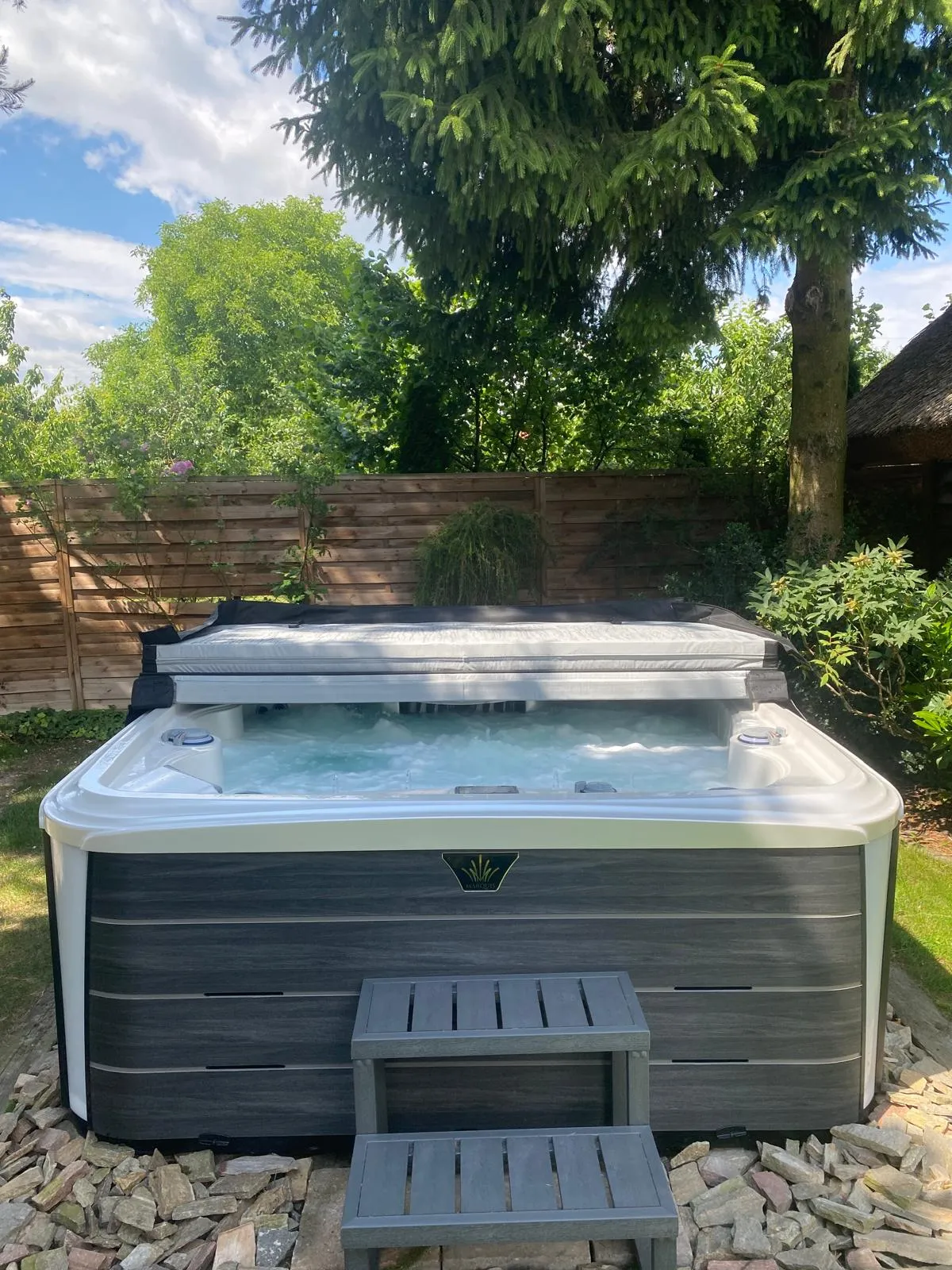 Jacuzzi ogrodowe wkomponowane w zieleń przydomowego ogrodu