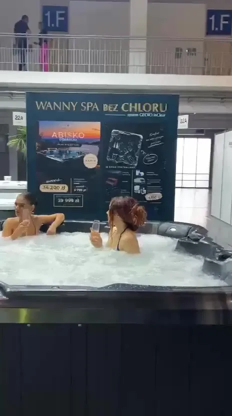 Goście w wannie na stoisku „Wanny SPA bez chloru".